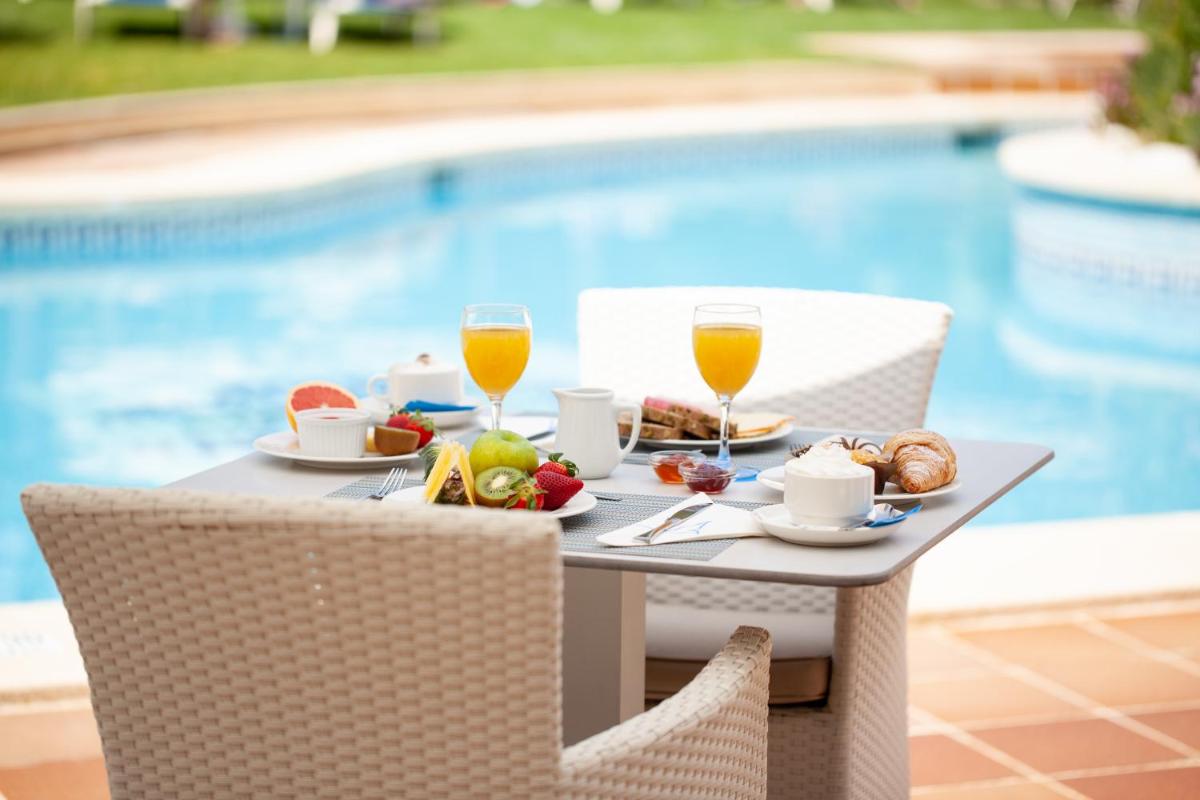 Comida en o cerca de este apartahotel