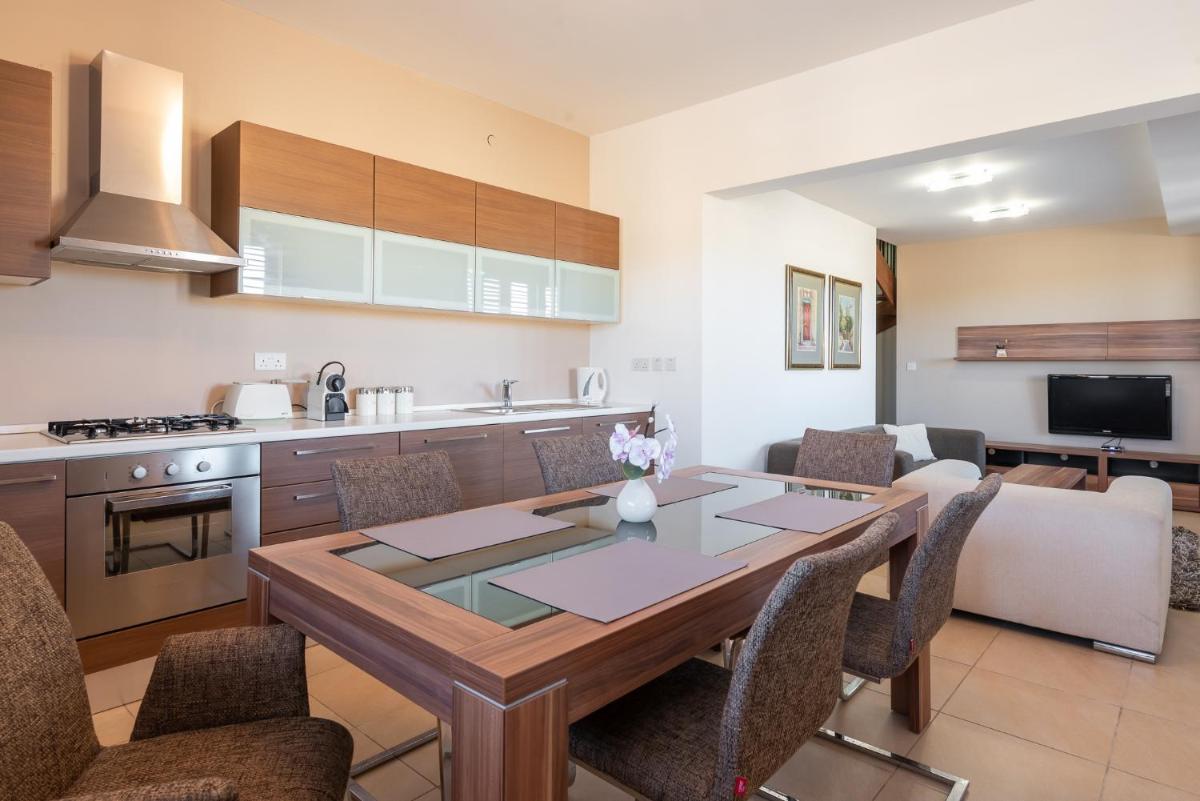 Harbour Views Duplex Maisonette with Jacuzzi Hot tub - Housity
