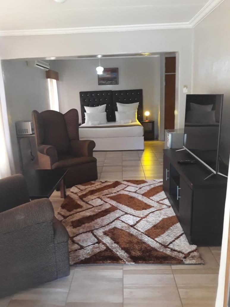 revival guest house - Housity