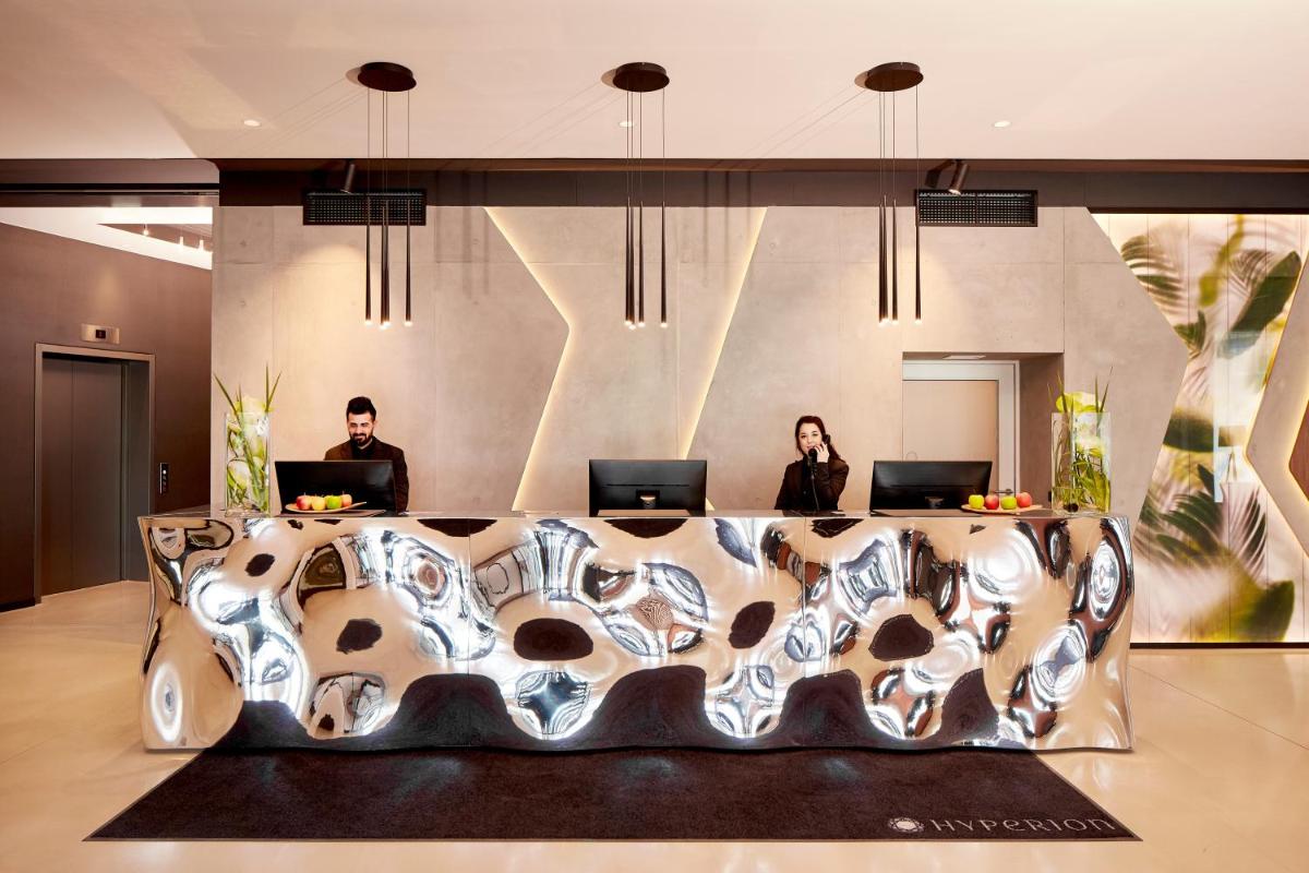 Ein Sitzbereich in der Unterkunft HYPERION Hotel München Ein Sitzbereich in der Unterkunft HYPERION Hotel München