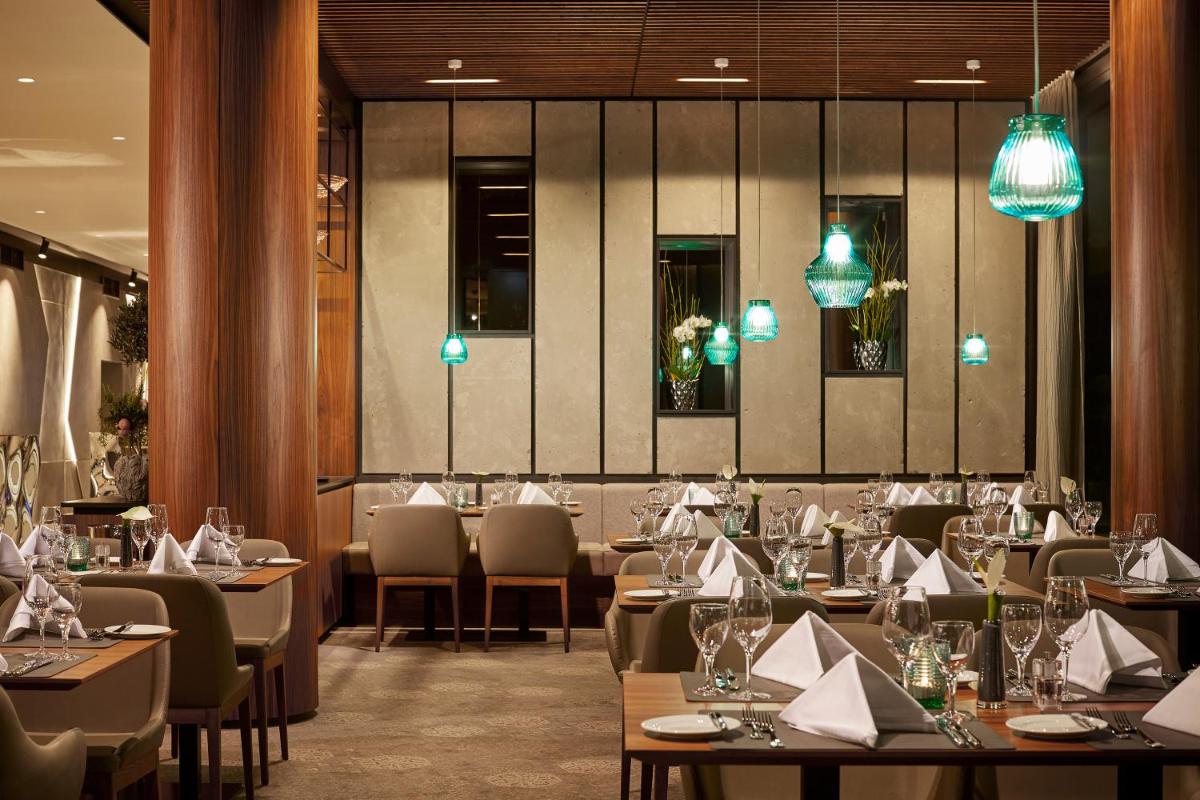 Ein Restaurant oder anderes Speiselokal in der Unterkunft HYPERION Hotel München Ein Restaurant oder anderes Speiselokal in der Unterkunft HYPERION Hotel München