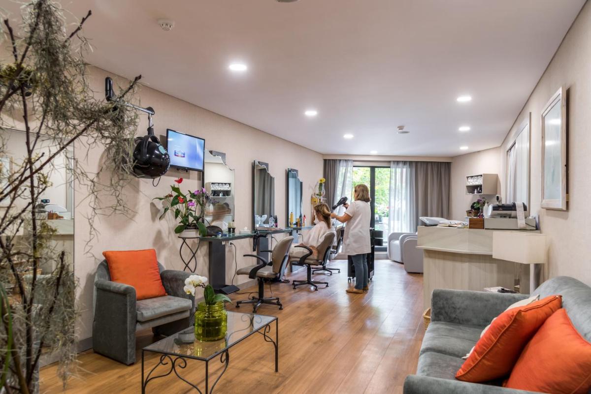 um grupo de pessoas numa sala de estar em Enotel Lido - All Inclusive no Funchal
