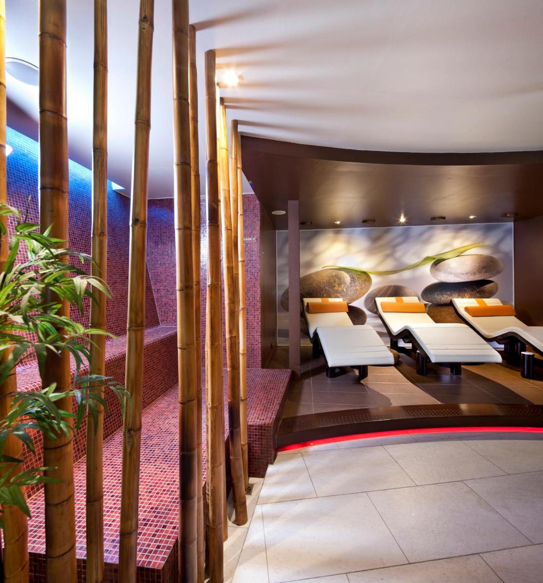 un hall avec des chaises et un tableau au mur dans l'établissement Logis Hotel Restaurant Muller, à Niederbronn-les-Bains