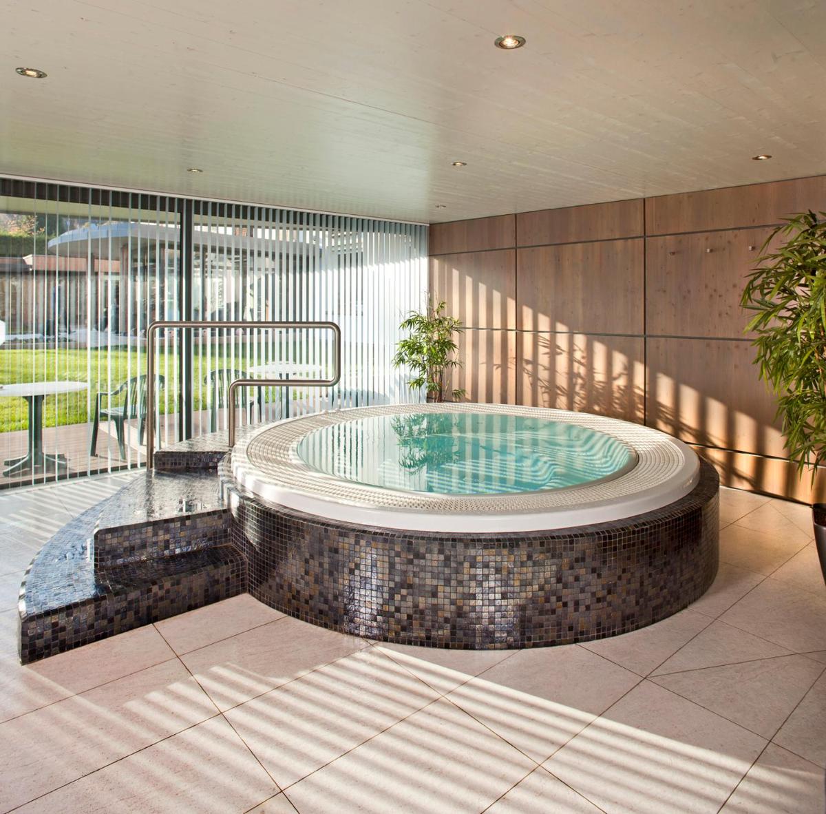 - un bain à remous au milieu d'une pièce dans l'établissement Logis Hotel Restaurant Muller, à Niederbronn-les-Bains