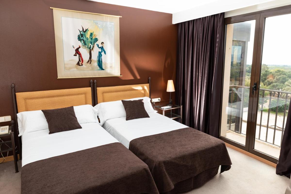 Cama o camas de una habitación en Termes Montbrio Hotel & Spa