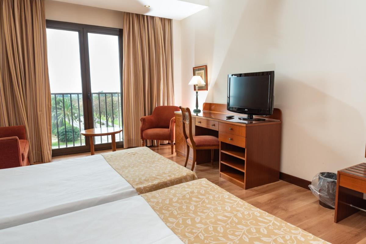 Una televisión o centro de entretenimiento en Termes Montbrio Hotel & Spa