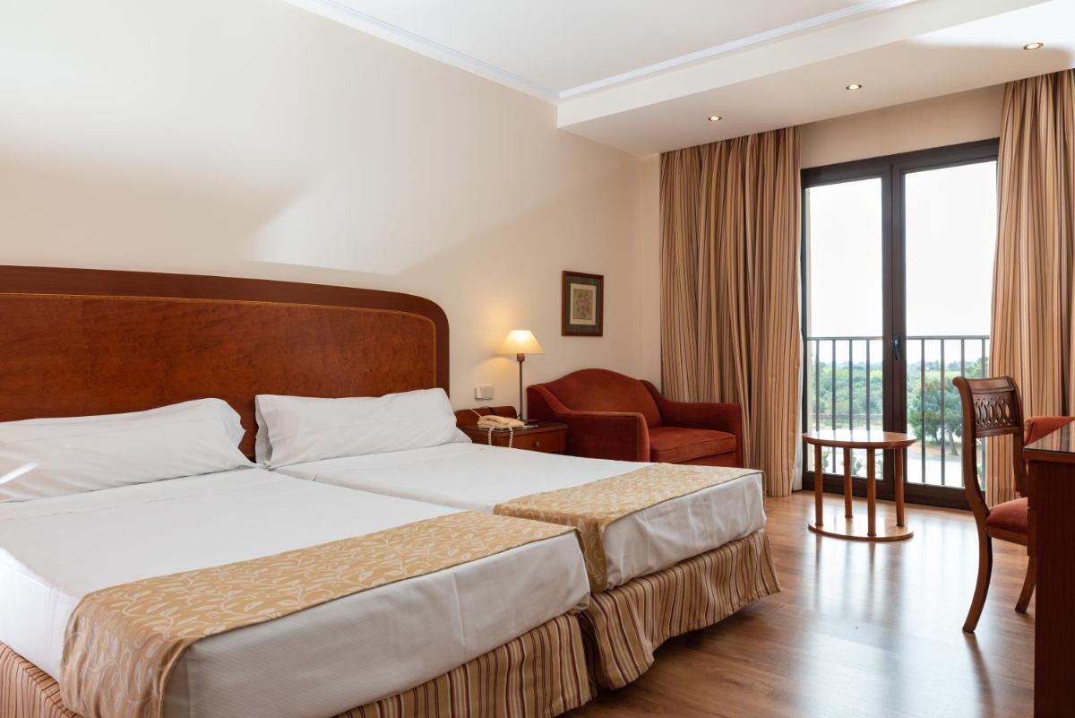 una habitación de hotel con una cama y un balcón en Termes Montbrio Hotel & Spa, en Montbrió del Camp 51 fotos más
