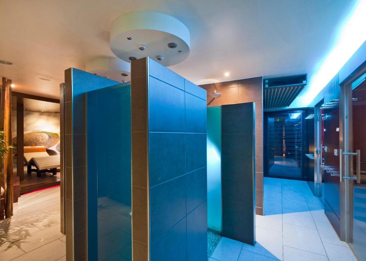 Cette chambre est dotée de murs bleus et d'un plafond. dans l'établissement Logis Hotel Restaurant Muller, à Niederbronn-les-Bains