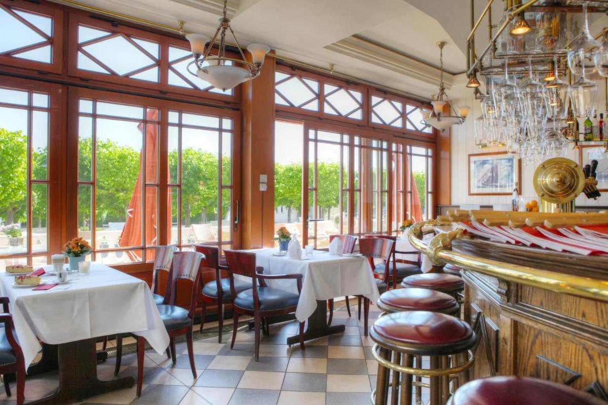 Ein Restaurant oder anderes Speiselokal in der Unterkunft SEETELHOTEL Ahlbecker Hof das elegante Traditionshotel & ruhiger Rückzugsort an der Ostsee