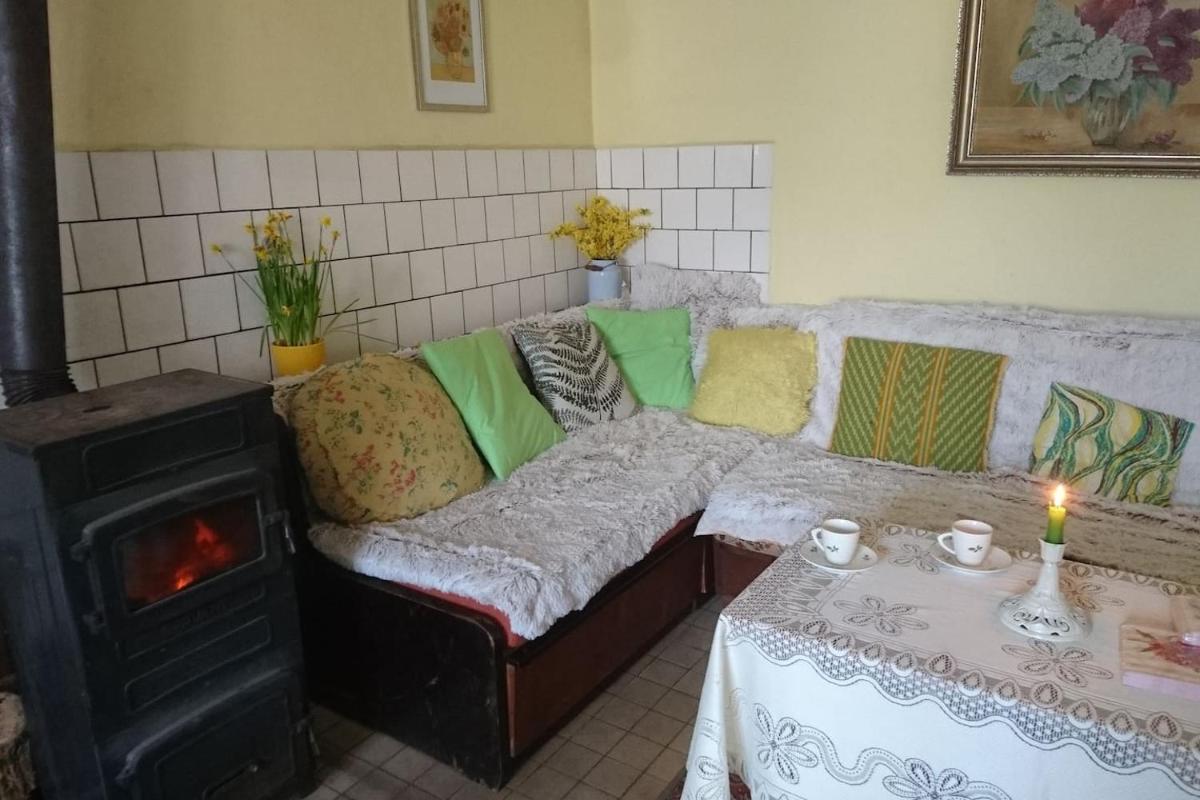 Spacious Farmhouse with yard full of fruit trees - Housity