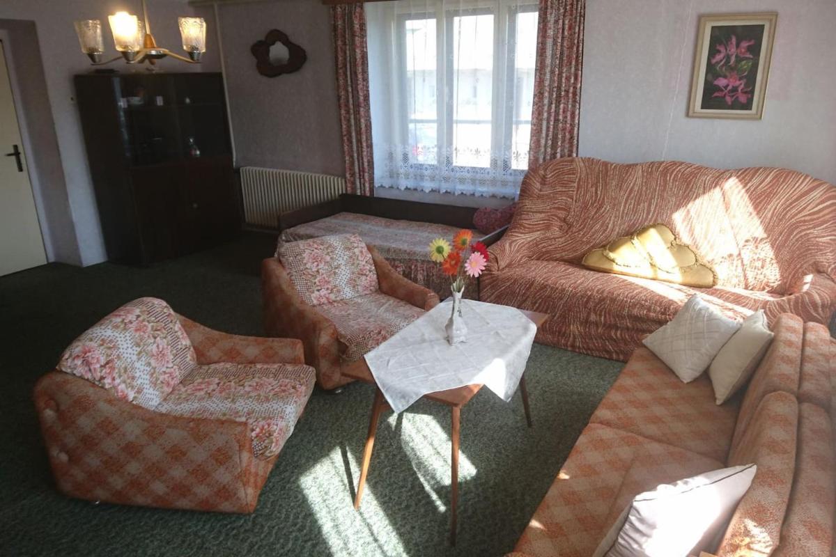 Spacious Farmhouse with yard full of fruit trees - Housity