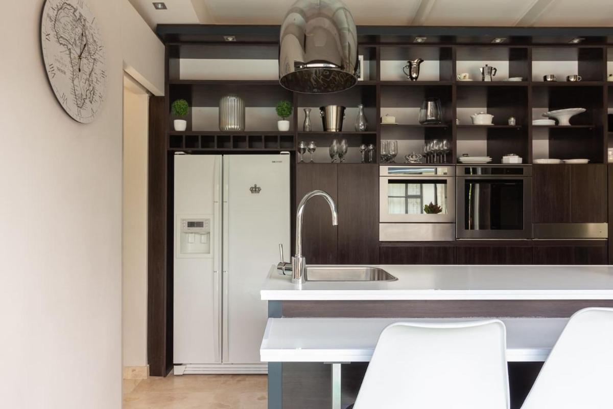 Crown Comfort - Affordable luxury - Private Heated Pool & Hot Tub Under Roof - Housity