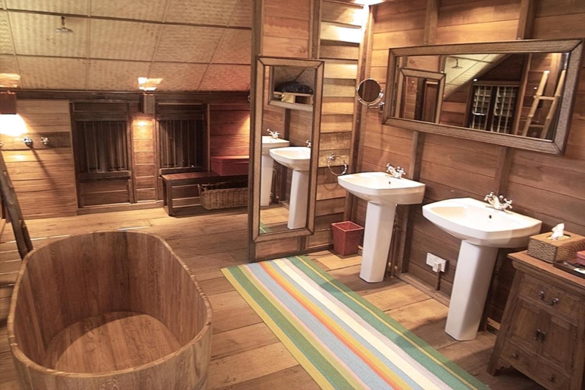 Bon Ton Antique Wooden Villas - Housity