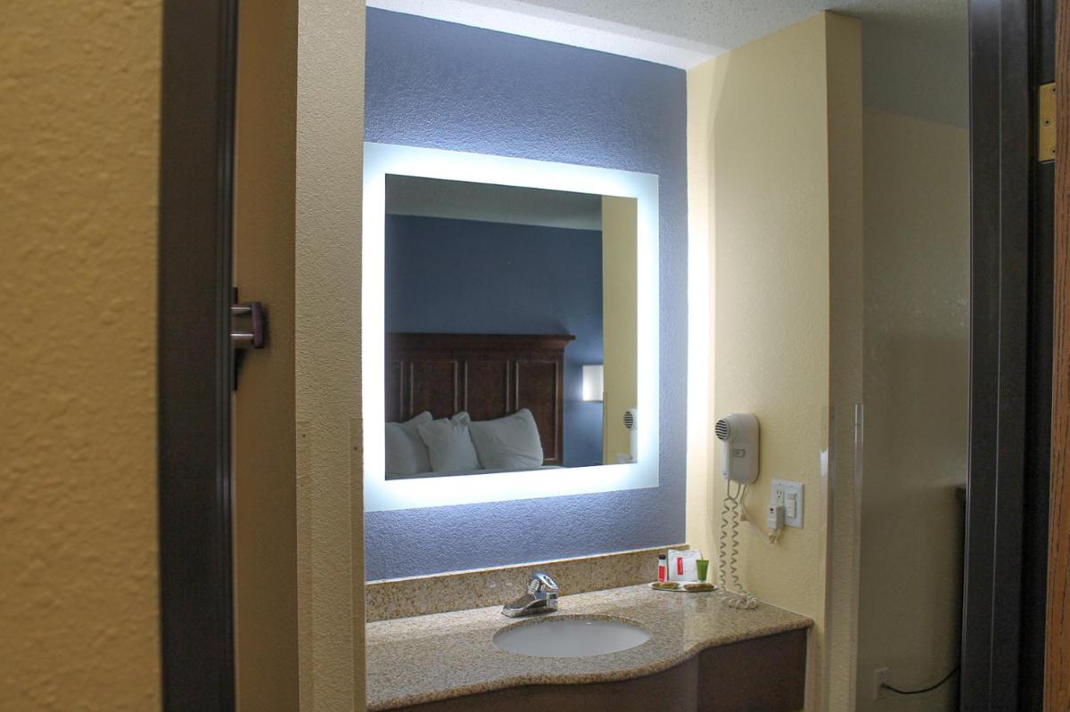Days Inn by Wyndham Batavia Ohio - Housity