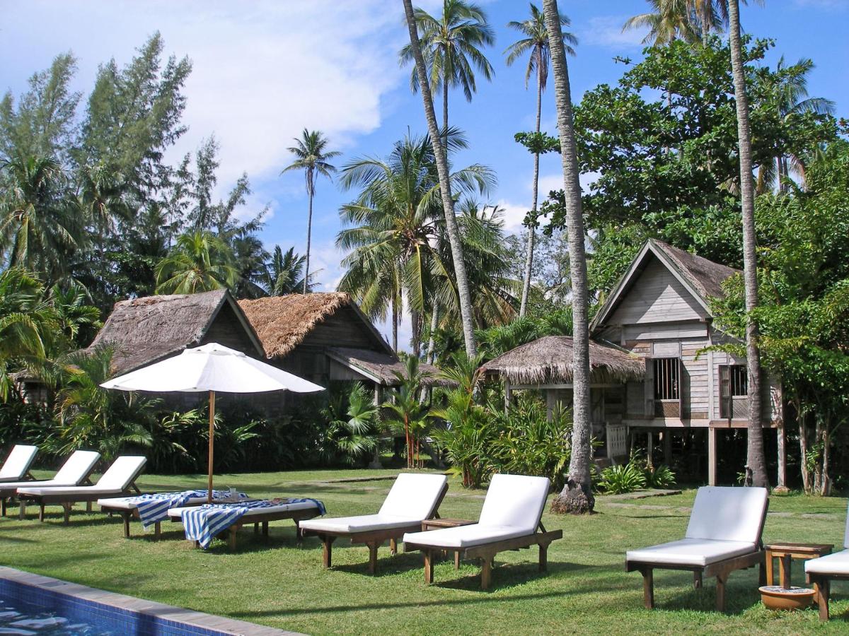 Bon Ton Antique Wooden Villas - Housity