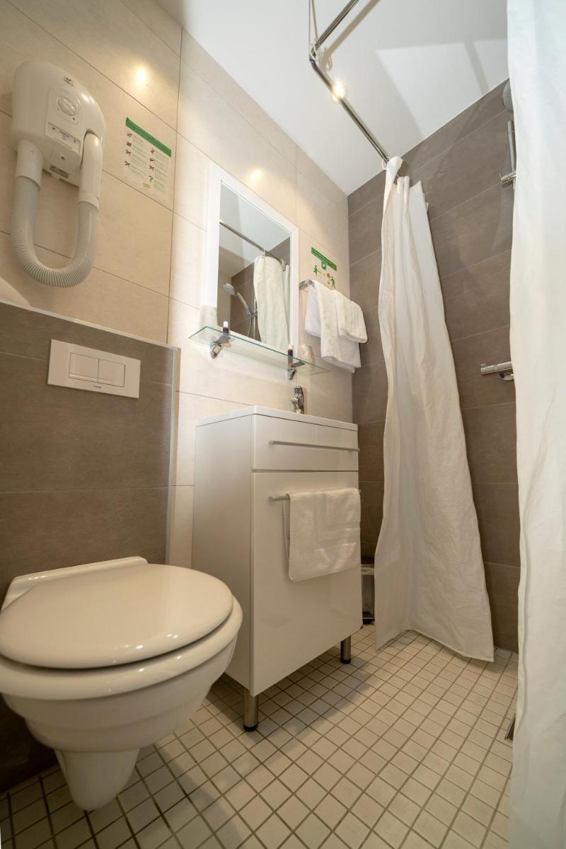 Salle de bains dans l'établissement Hôtel du Parc, Restaurant, Spa & Wellness
