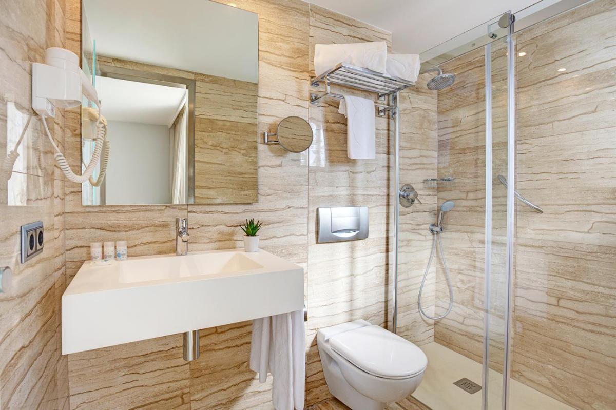 Un baño con lavabo, inodoro y ducha. en Grupotel Orient, en Playa de Palma