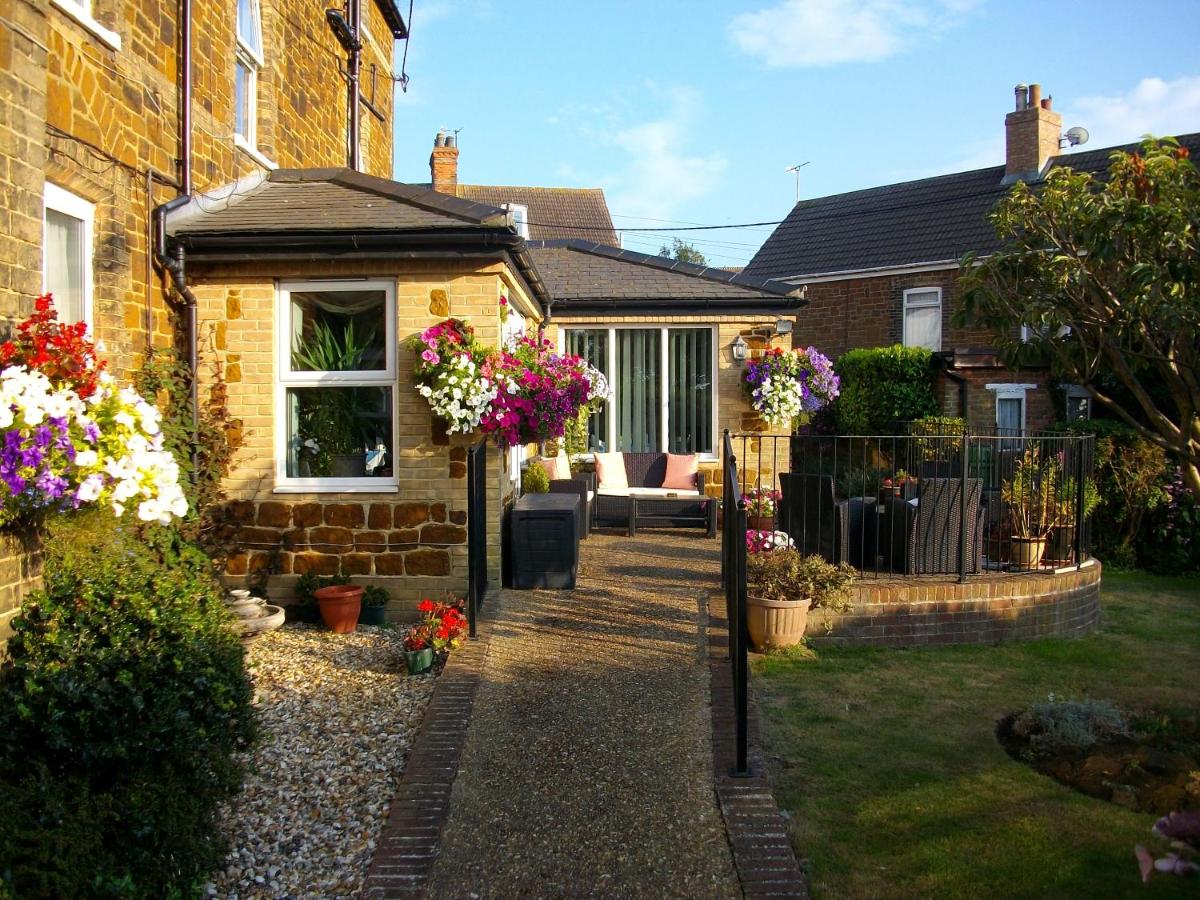 Gate Lodge Guest House - Housity