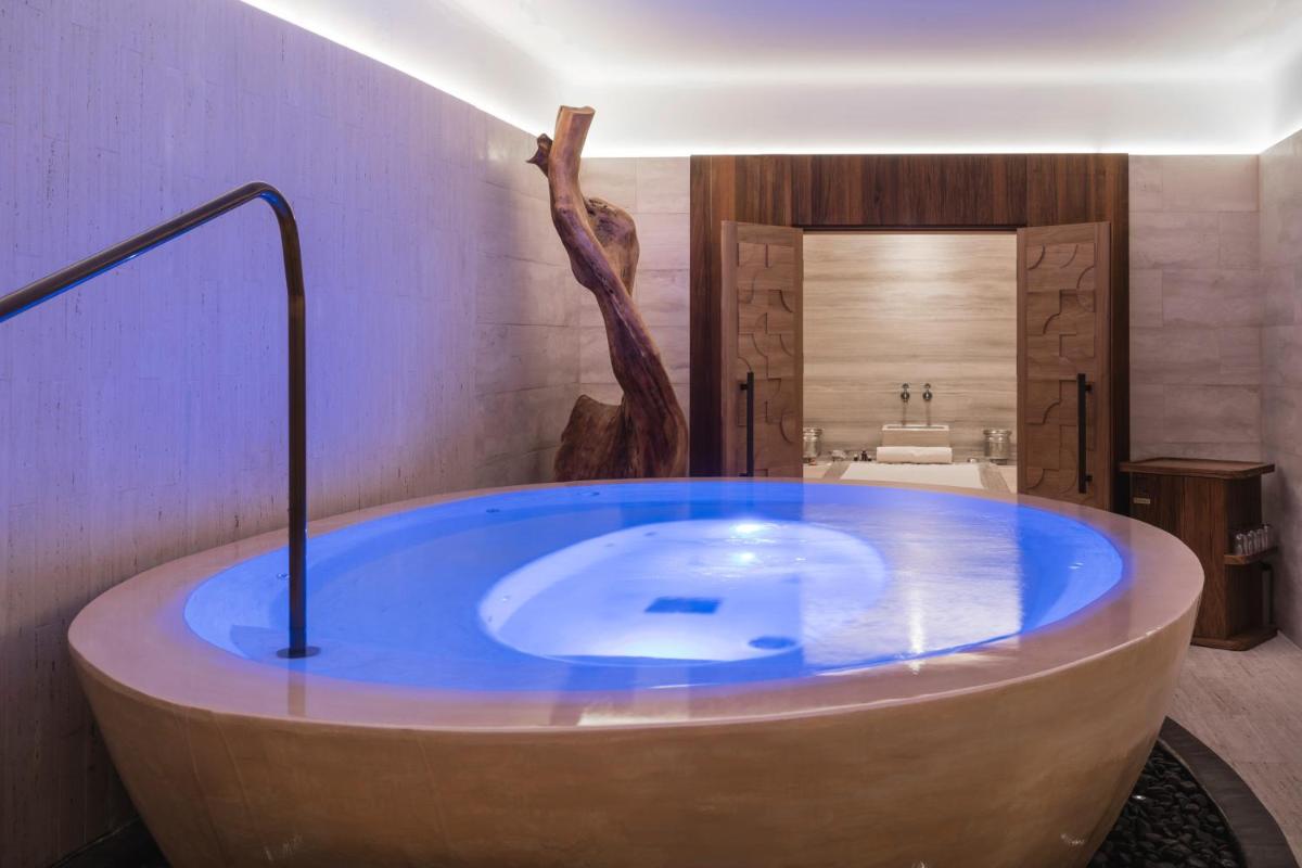 bañera grande en una habitación con baño en Rosewood Villa Magna, en Madrid