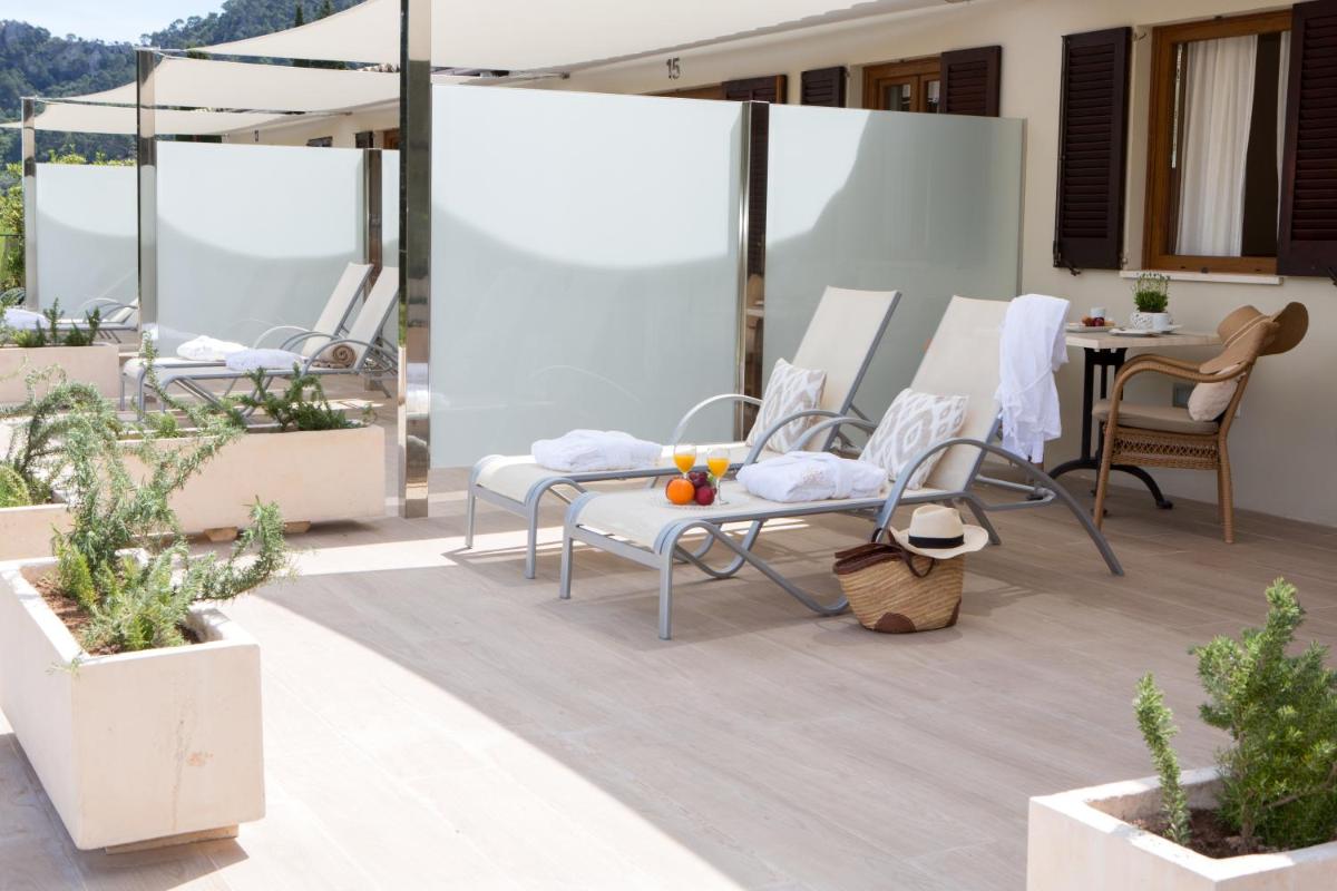 Un patio o zona al aire libre en L’Hermitage Hotel & Spa