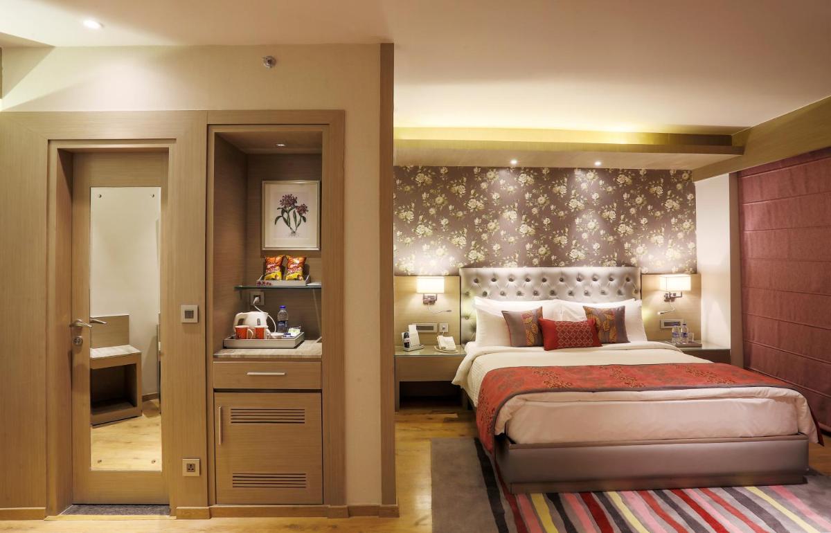 a bedroom with a large bed and a bathroom at Welcomhotel by ITC Hotels, Shimla in Shimla
