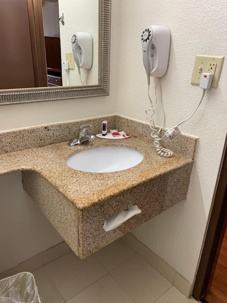 Super 8 by Wyndham Beaumont I-10 College St - Housity