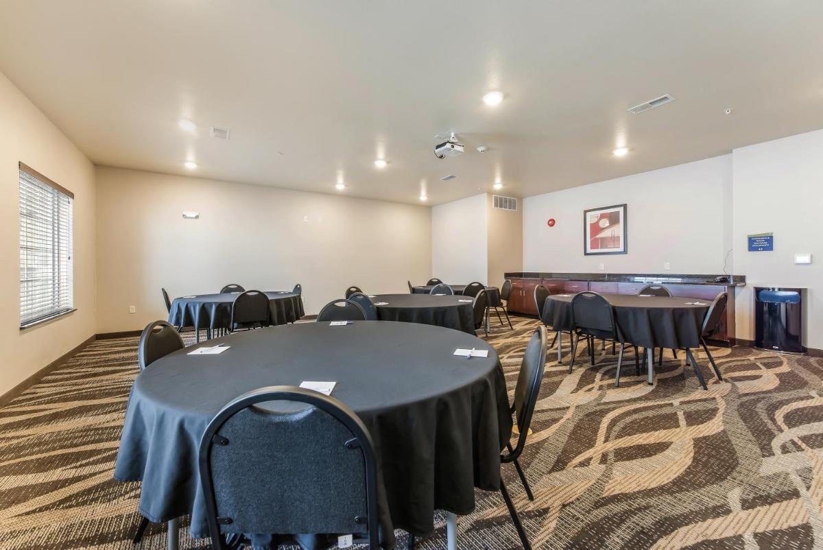 Cobblestone Hotel & Suites - Hutchinson - Housity