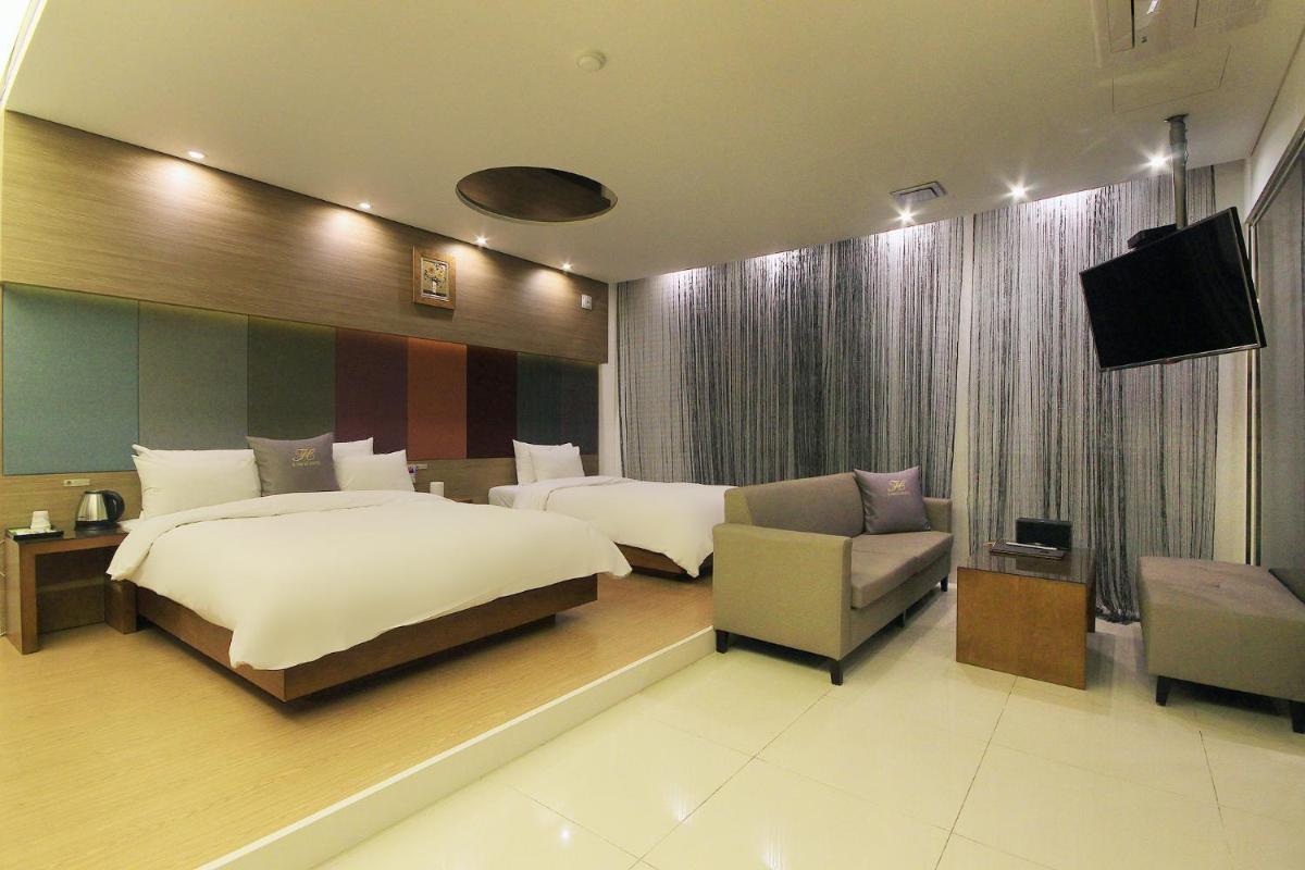 H Drive Hotel - Housity