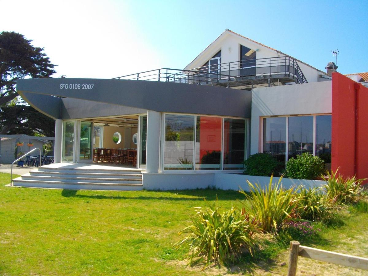 une maison avec un balcon au-dessus dans l'établissement TERNELIA Le Vent Du Large, à Saint-Gilles-Croix-de-Vie