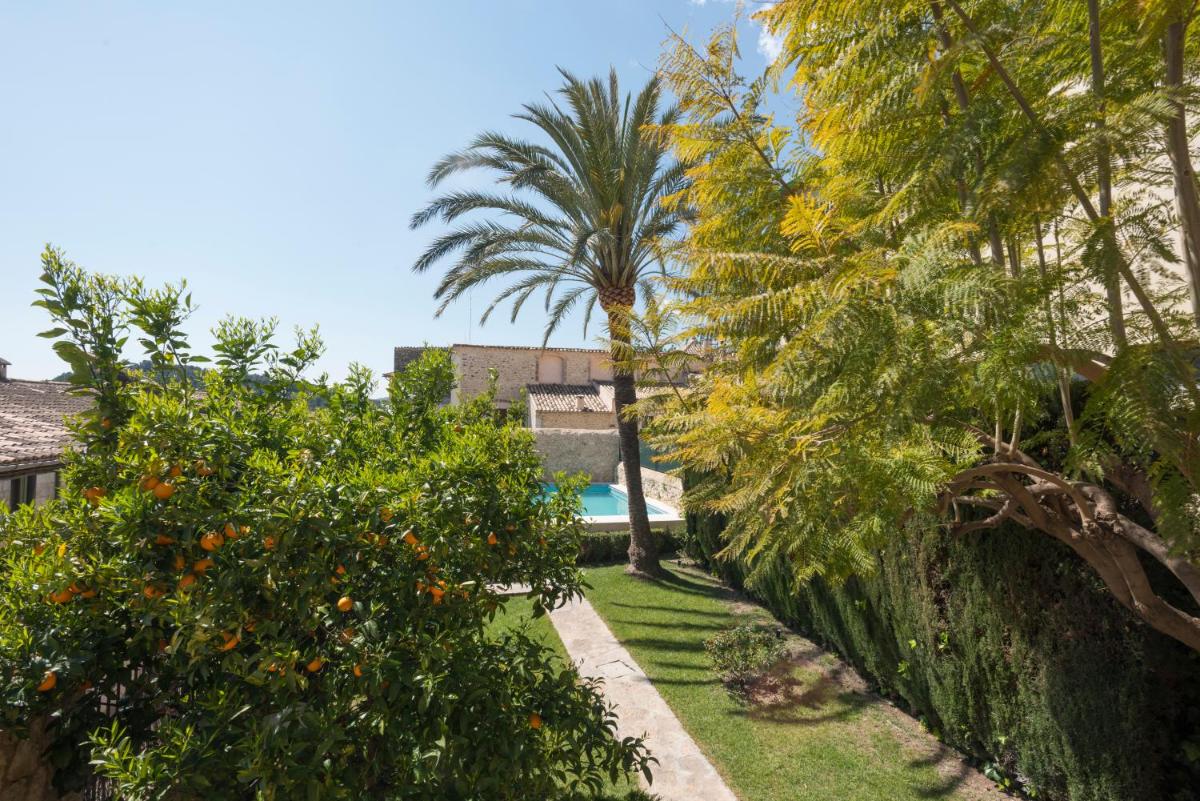 un jardín con árboles frutales y una piscina en Sa Bisbal - Turismo de interior, en Selva
