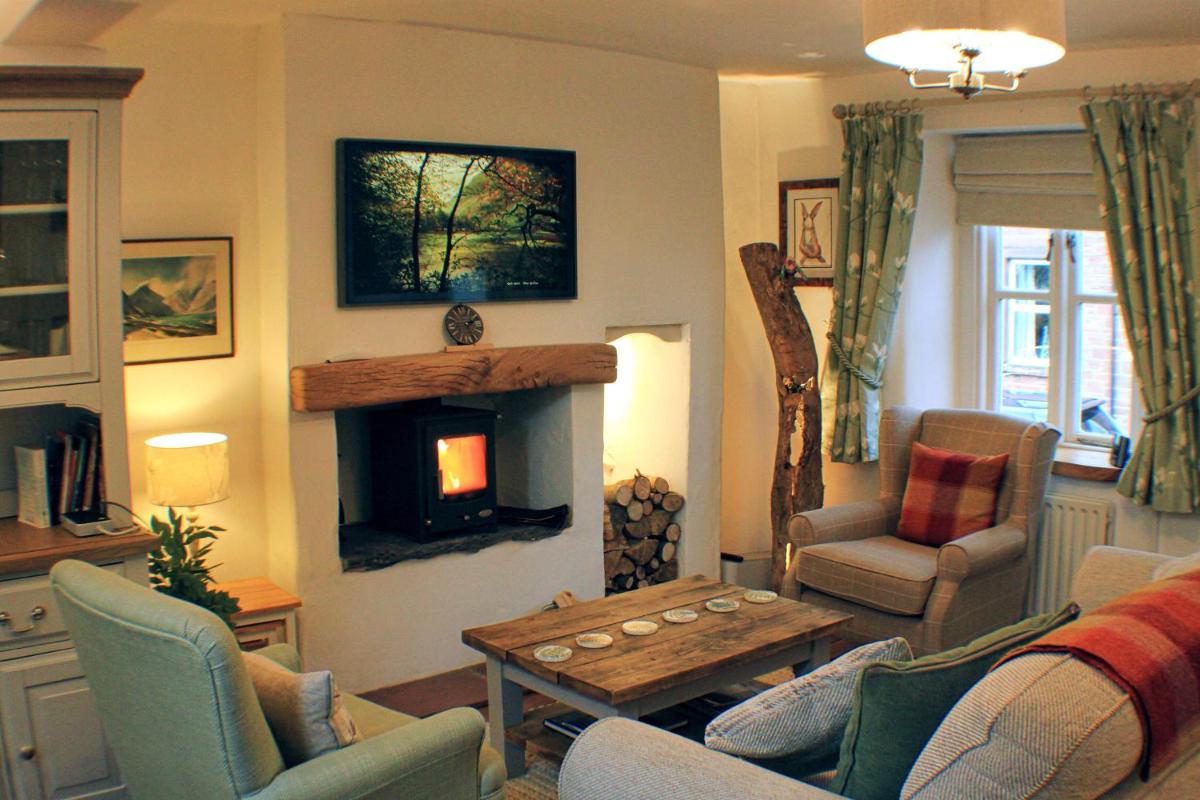 The Tree House Cumbria, unique, romantic, quirky cottage - Housity