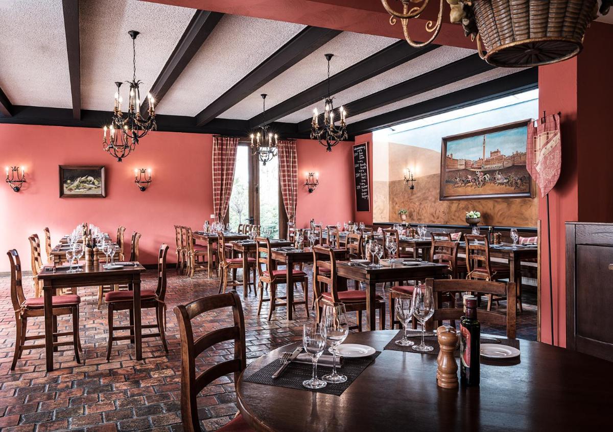 Ein Restaurant oder anderes Speiselokal in der Unterkunft Althoff Hotel Fürstenhof