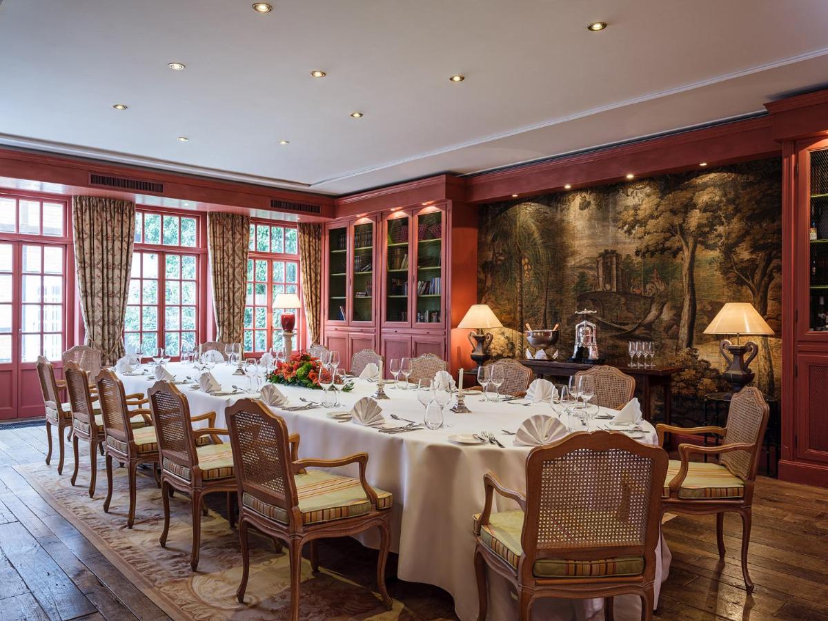 Ein Sitzbereich in der Unterkunft Althoff Hotel Fürstenhof
