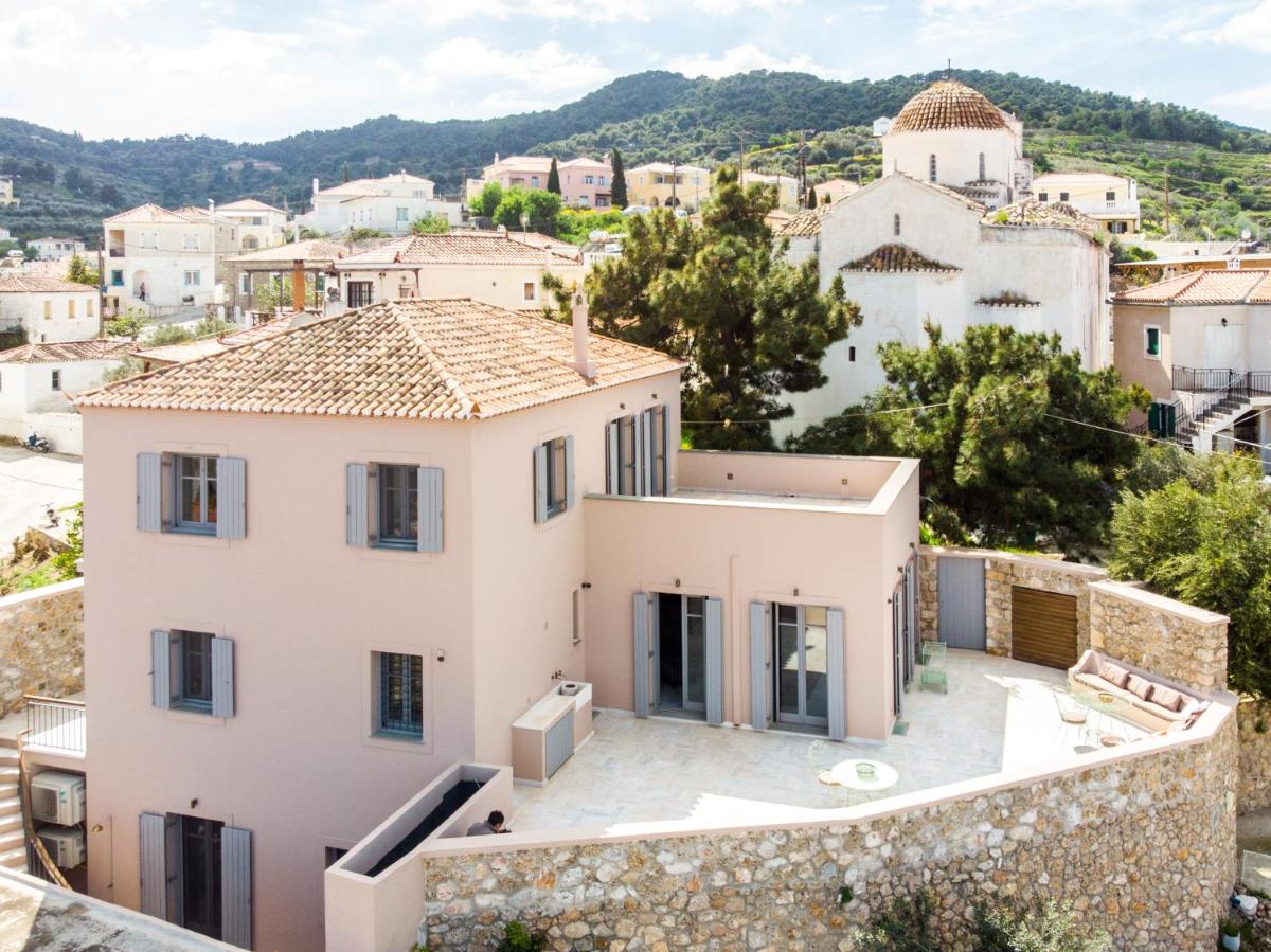 Maison Suisse with sea view in Spetses town - Housity