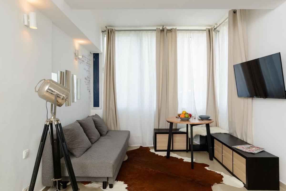 Sea View Designed Studio Apartment in Front of Hilton TLV - Housity