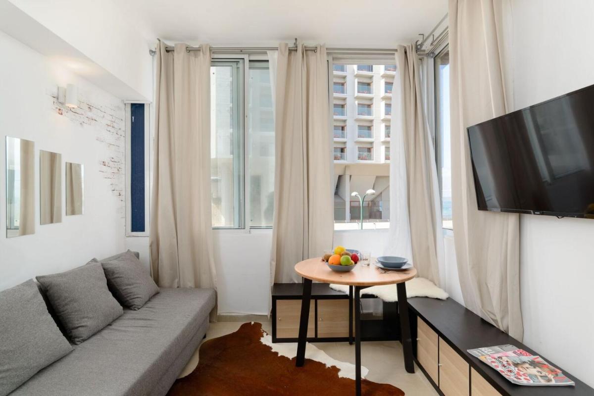 Sea View Designed Studio Apartment in Front of Hilton TLV - Housity