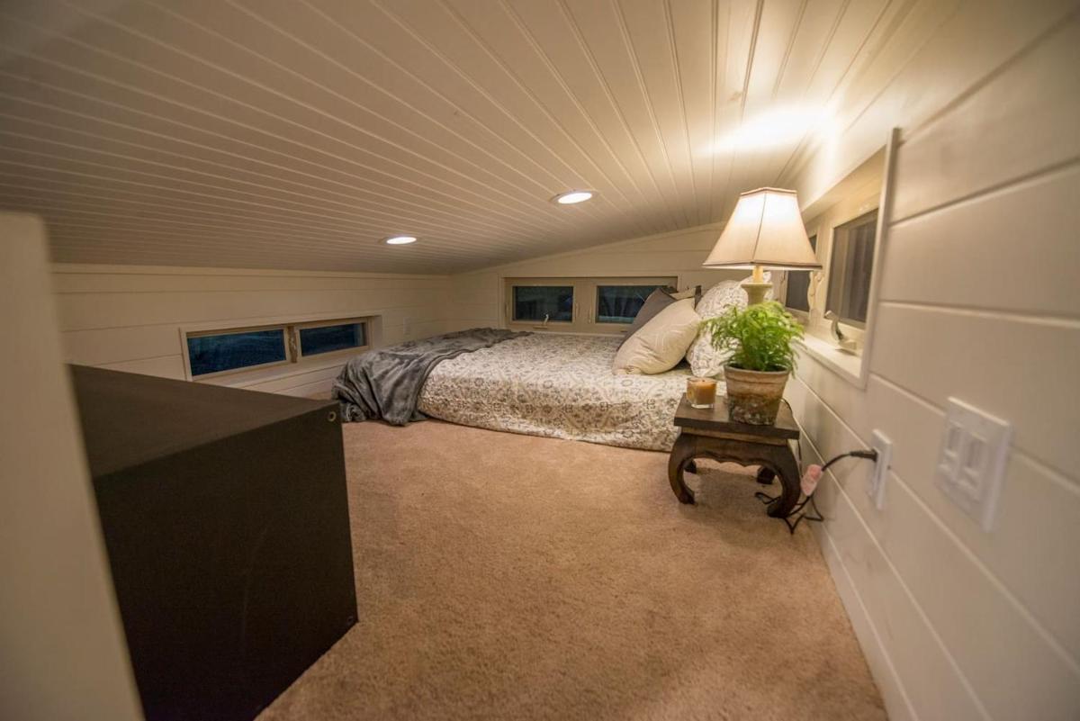 Montana Escape Elegant Tiny House in Waco Near Magnolia - Housity