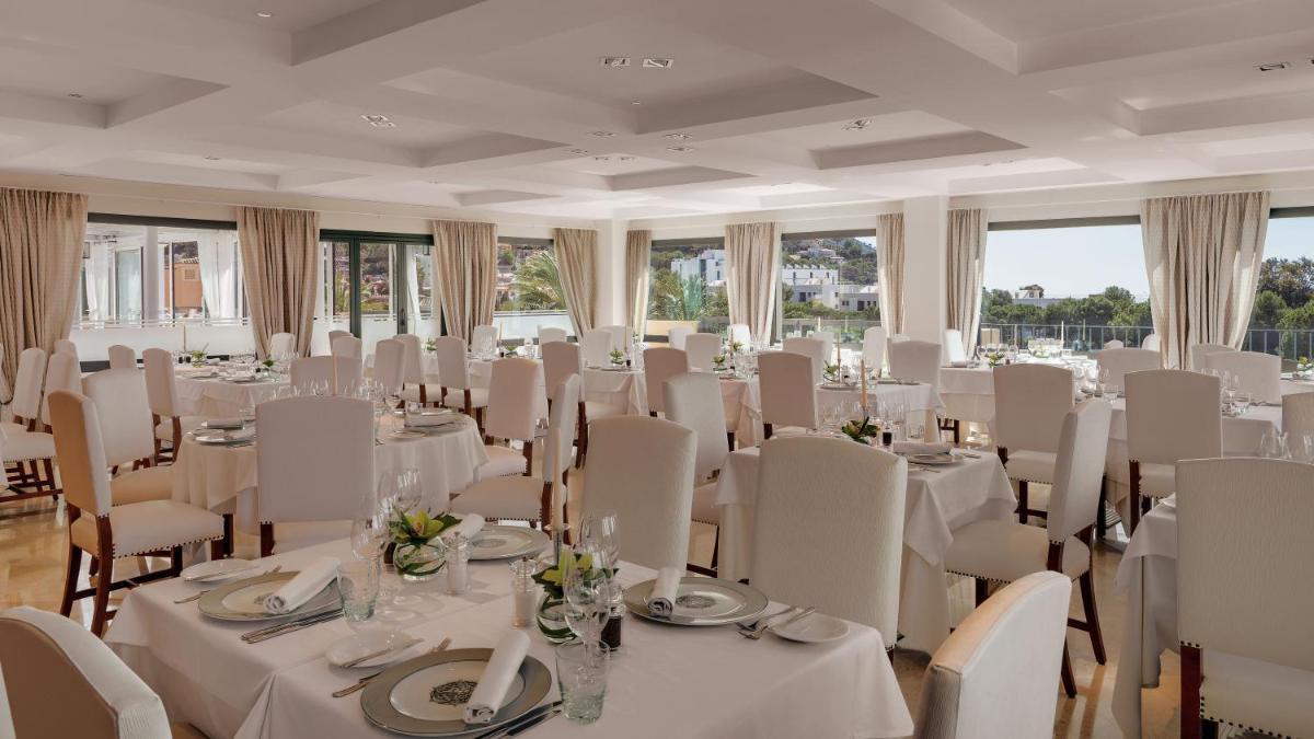 Un restaurante o sitio para comer en Steigenberger Hotel and Resort Camp de Mar