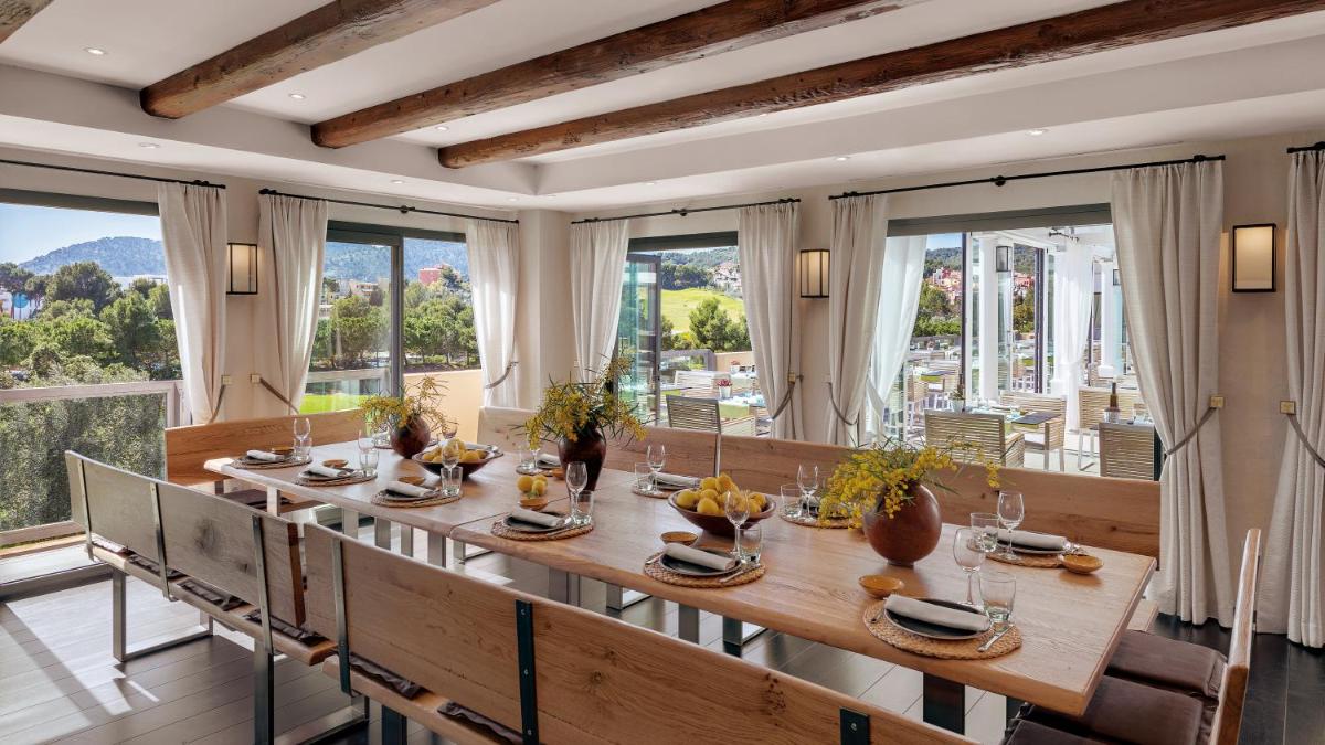 Un restaurante o sitio para comer en Steigenberger Hotel and Resort Camp de Mar