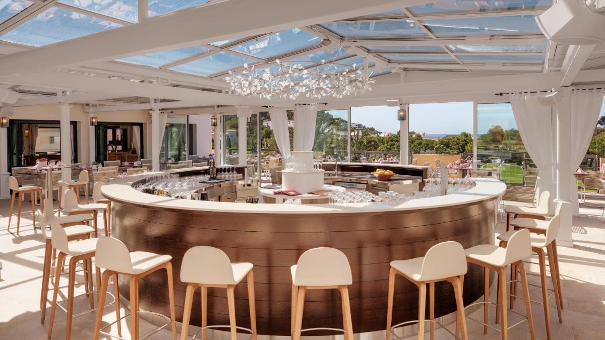 Un restaurante o sitio para comer en Steigenberger Hotel and Resort Camp de Mar