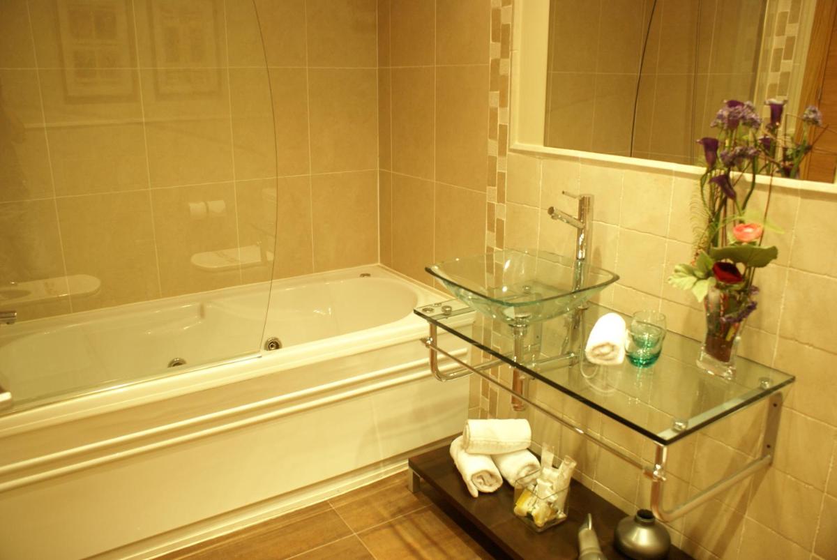 Un baño de Cal Barber