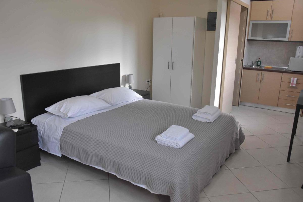 AVR Airport Deluxe Suites 4 - Housity