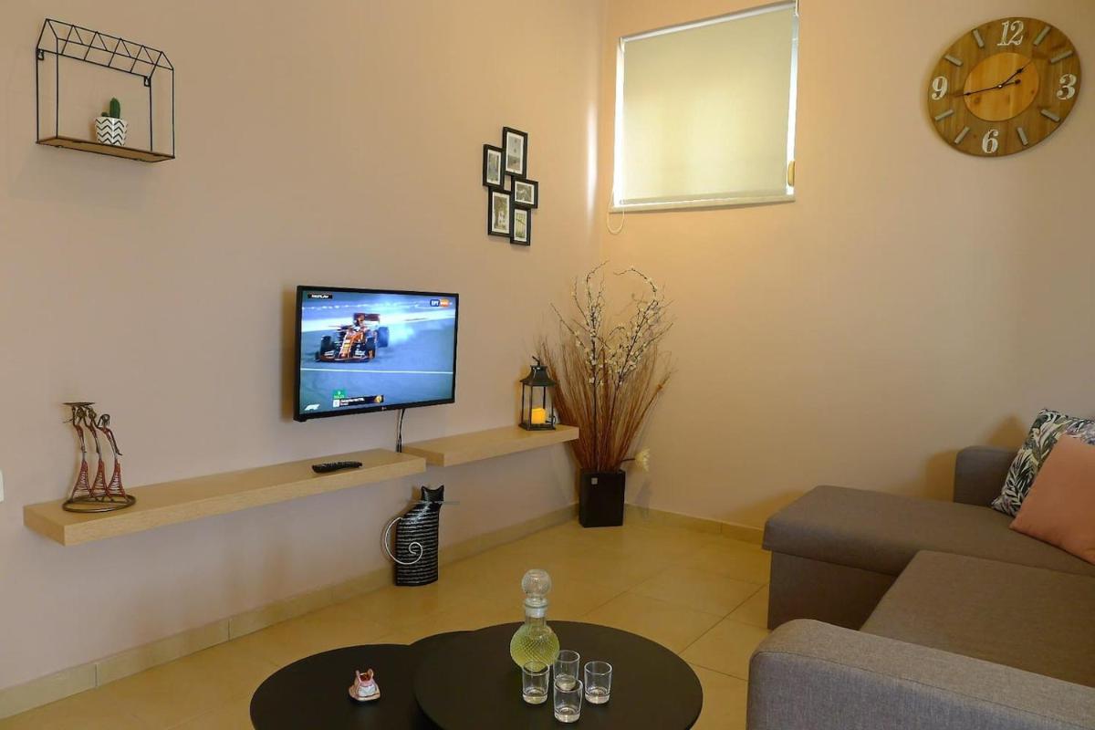 Maria & Manos Guest House, Agios Onoufrios beach - Housity