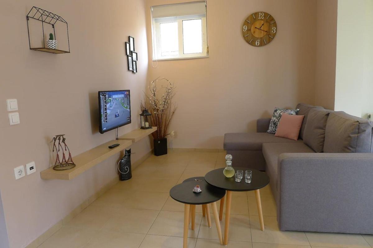 Maria & Manos Guest House, Agios Onoufrios beach - Housity