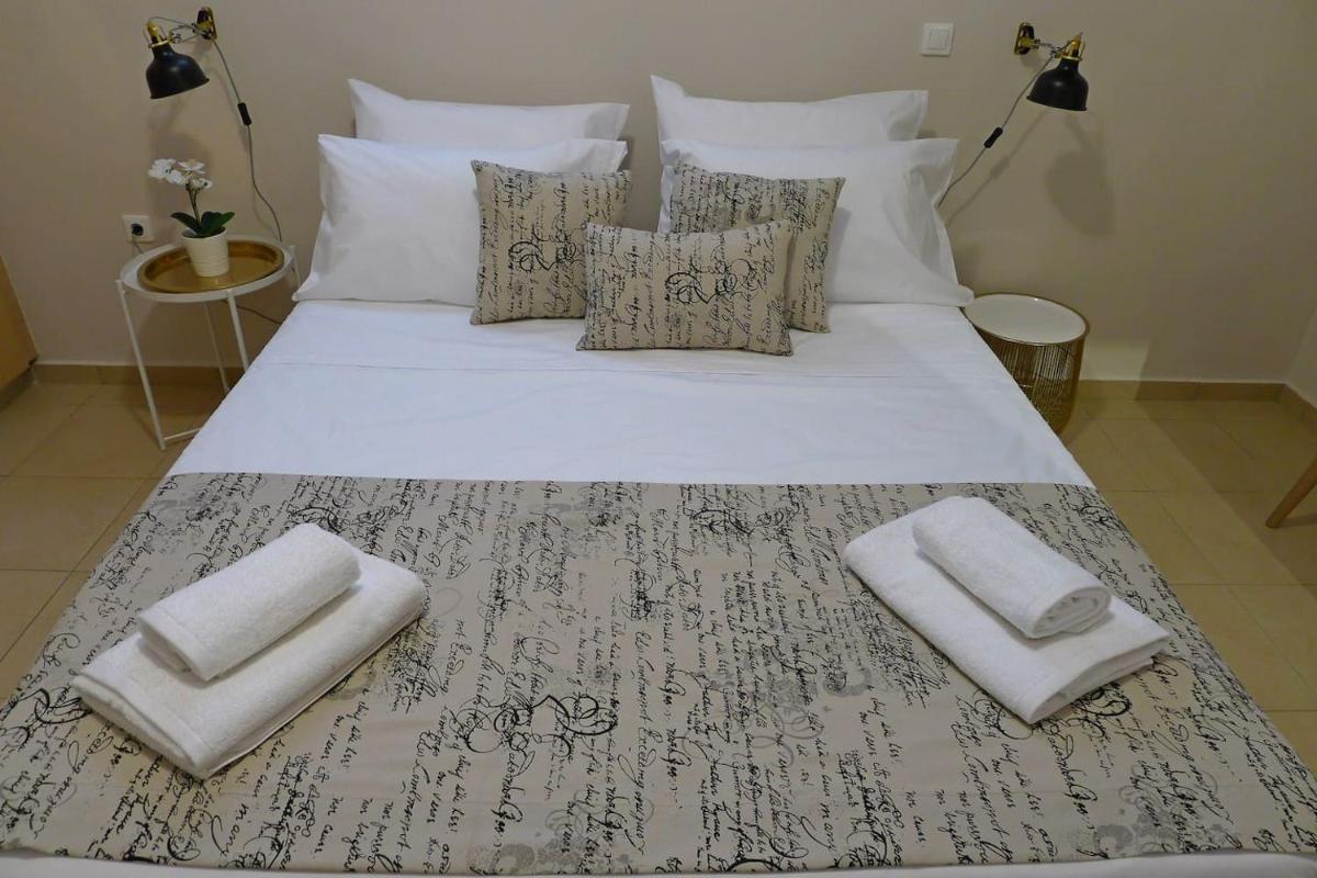 Maria & Manos Guest House, Agios Onoufrios beach - Housity