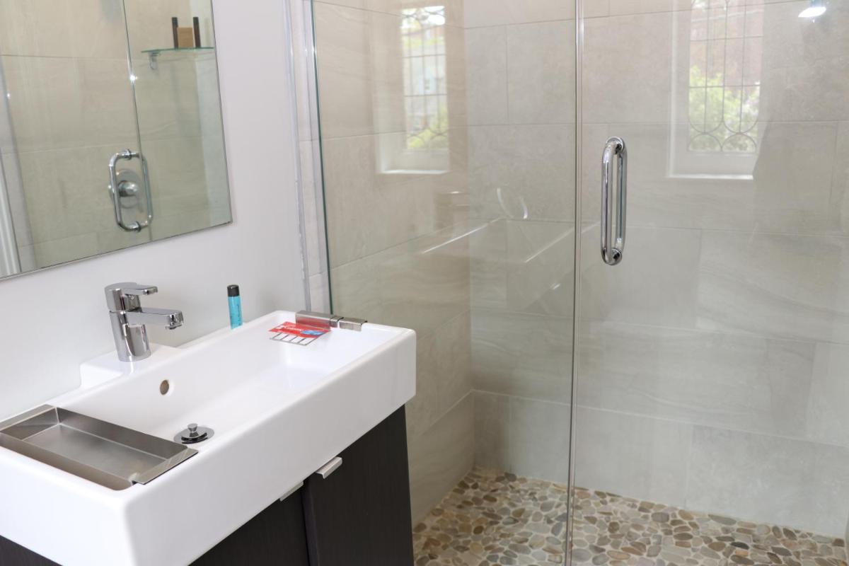 Suitetrails - A Stylish Stay w/ a Queen Bed, Heated Floors.. #18