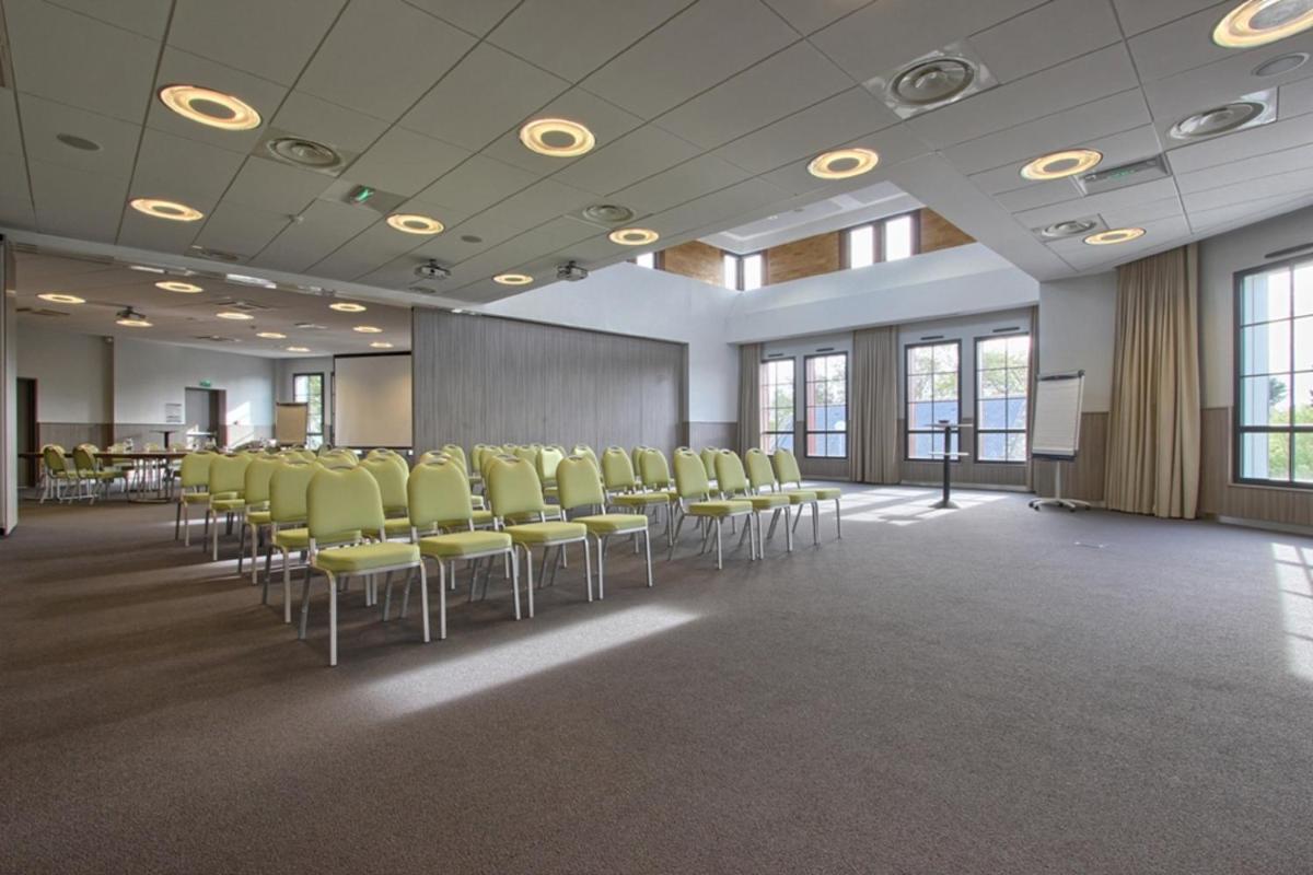 Espace de conférence ou salle de réunion dans l'établissement Emeria Dinard Thalasso Spa