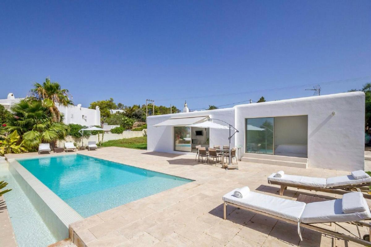 Can German - Minimalistic villa with panoramic sea views and Dalt Vila - Housity