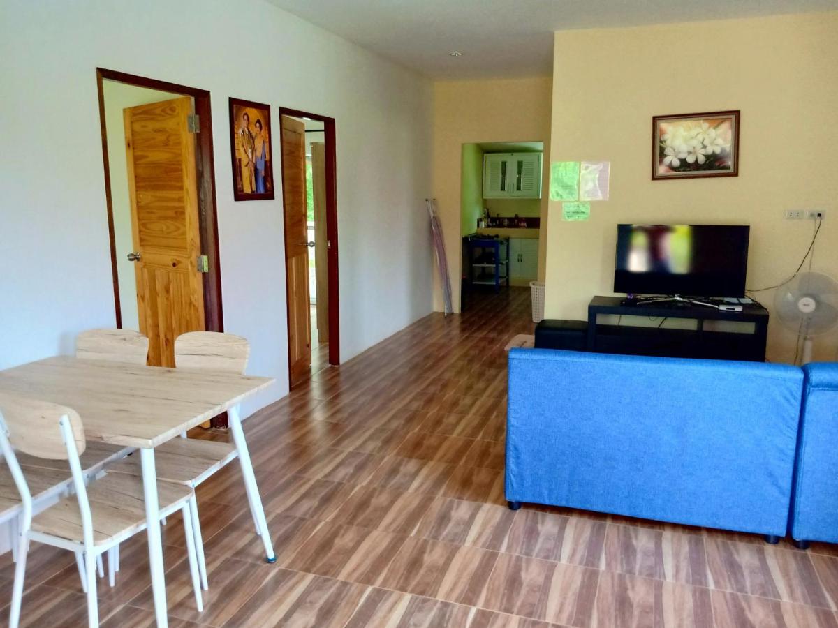 Private 2 bedroom villa with Swimming pool Tropical gardens Fast Wifi smart Tv - Housity