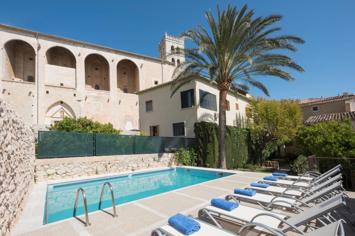 una villa con piscina y tumbonas en Sa Bisbal - Turismo de interior, en Selva